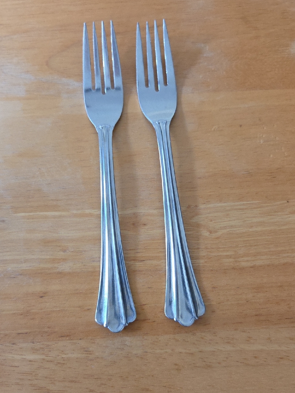 Onedia Bandcroft Elegant Silver-Tone Dinner Forks - Classic Pattern (Set of 2)